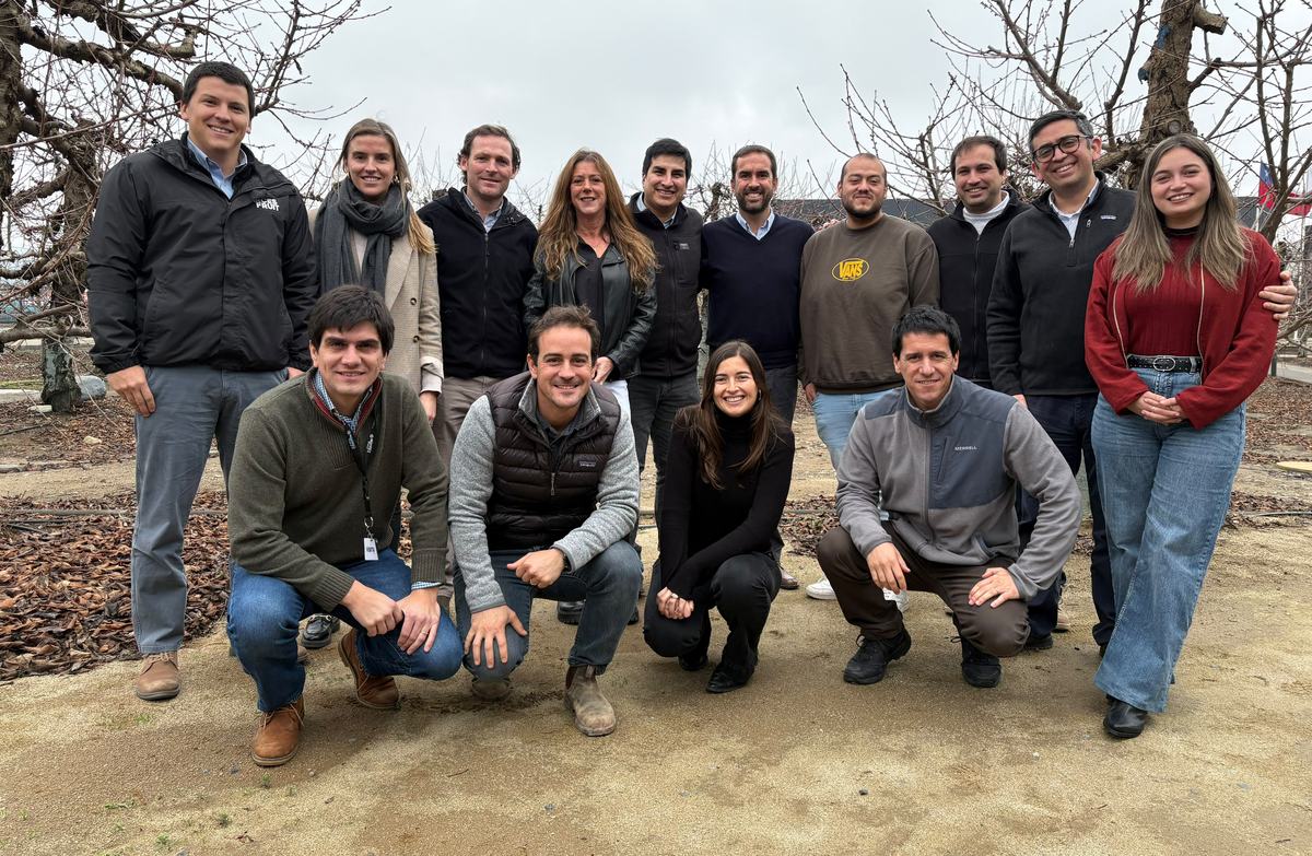 Equipo de líderes de Garces Fruit reunido en el huerto durante una de las sesiones del programa.